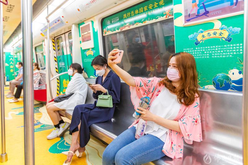 市民在列车上自拍。佛山日报记者符诗贺摄。