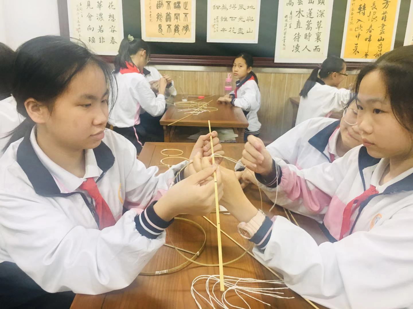 成美初级中学元宵佳节观鱼灯顺德开学季