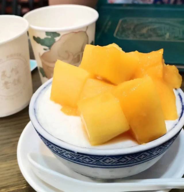 △顺德著名甜品之一的双皮奶。