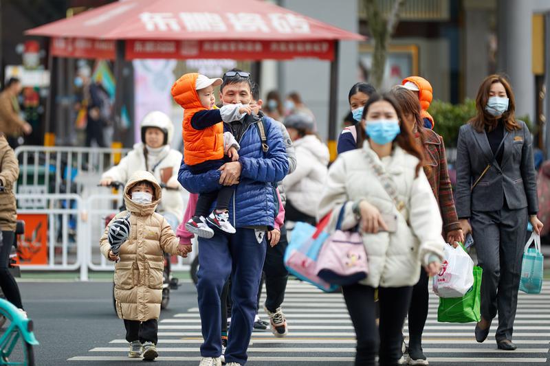 大人小孩都穿上防风外套。/佛山日报记者吕润致摄