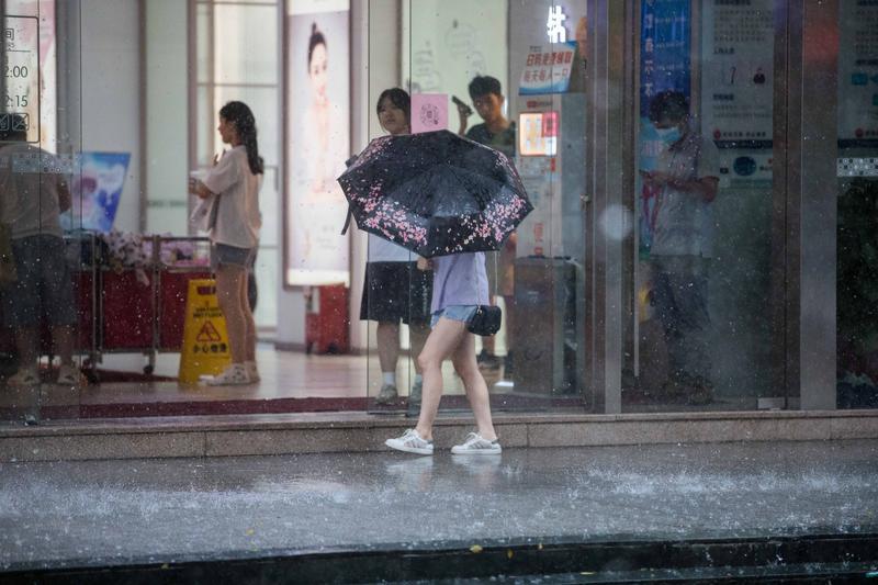 顺德陈村,大雨骤下,市民纷纷撑伞出行。/佛山日报记者王伟楠摄