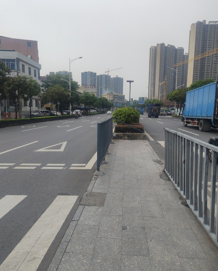 护栏修复后。