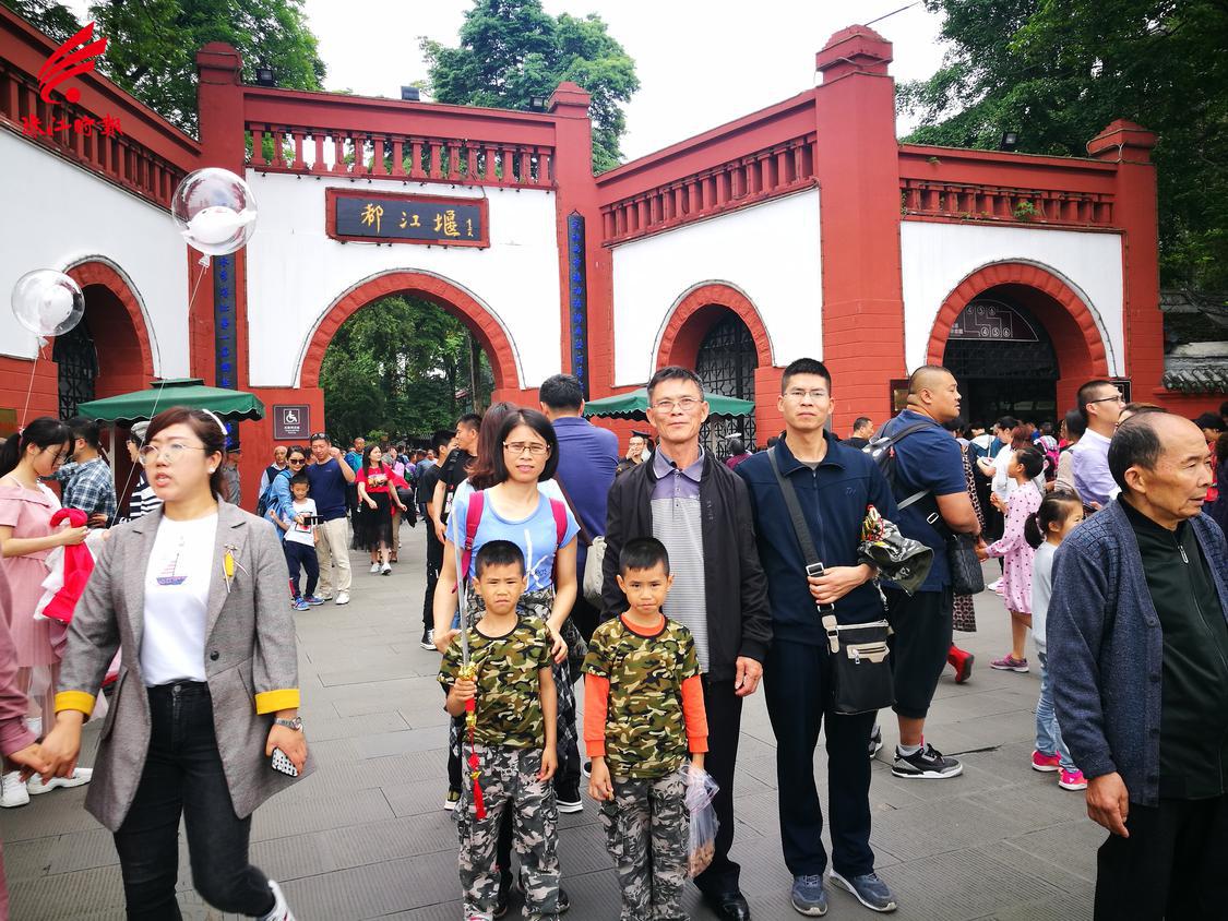 2019年五一假期,韦慧玲夫妻俩带着孩子和父母一起参观世界文化遗产-都江堰。.jpg