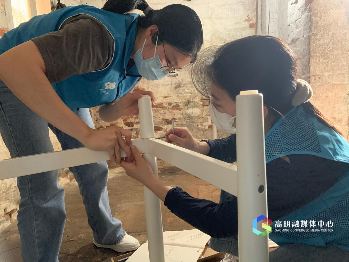 “双百”社工们正在为困境儿童组装书桌。资料图.jpg