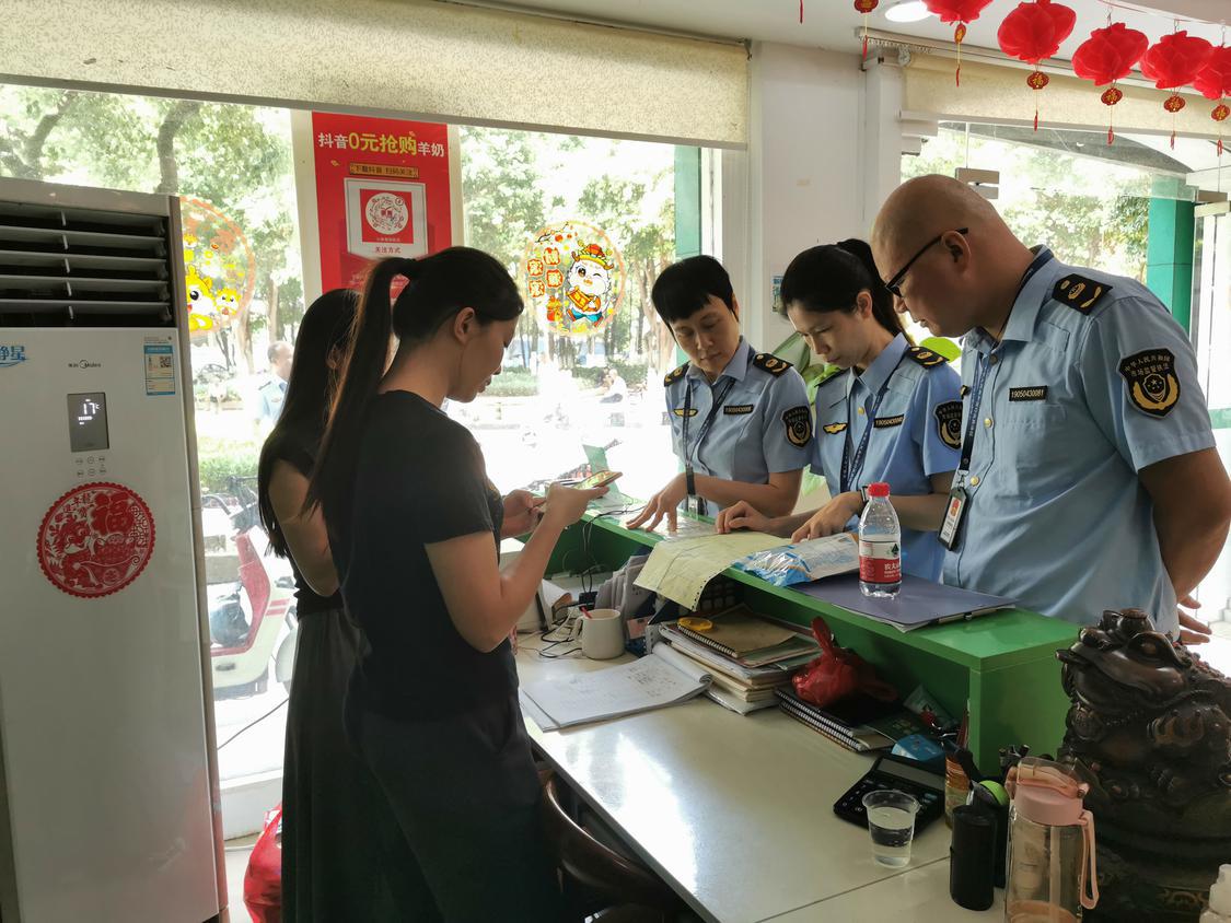 区市场监管人员在例行执法检查。.jpg
