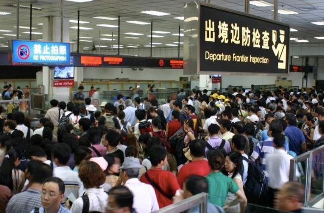 皇岗口岸首迎重阳节“人潮大考”