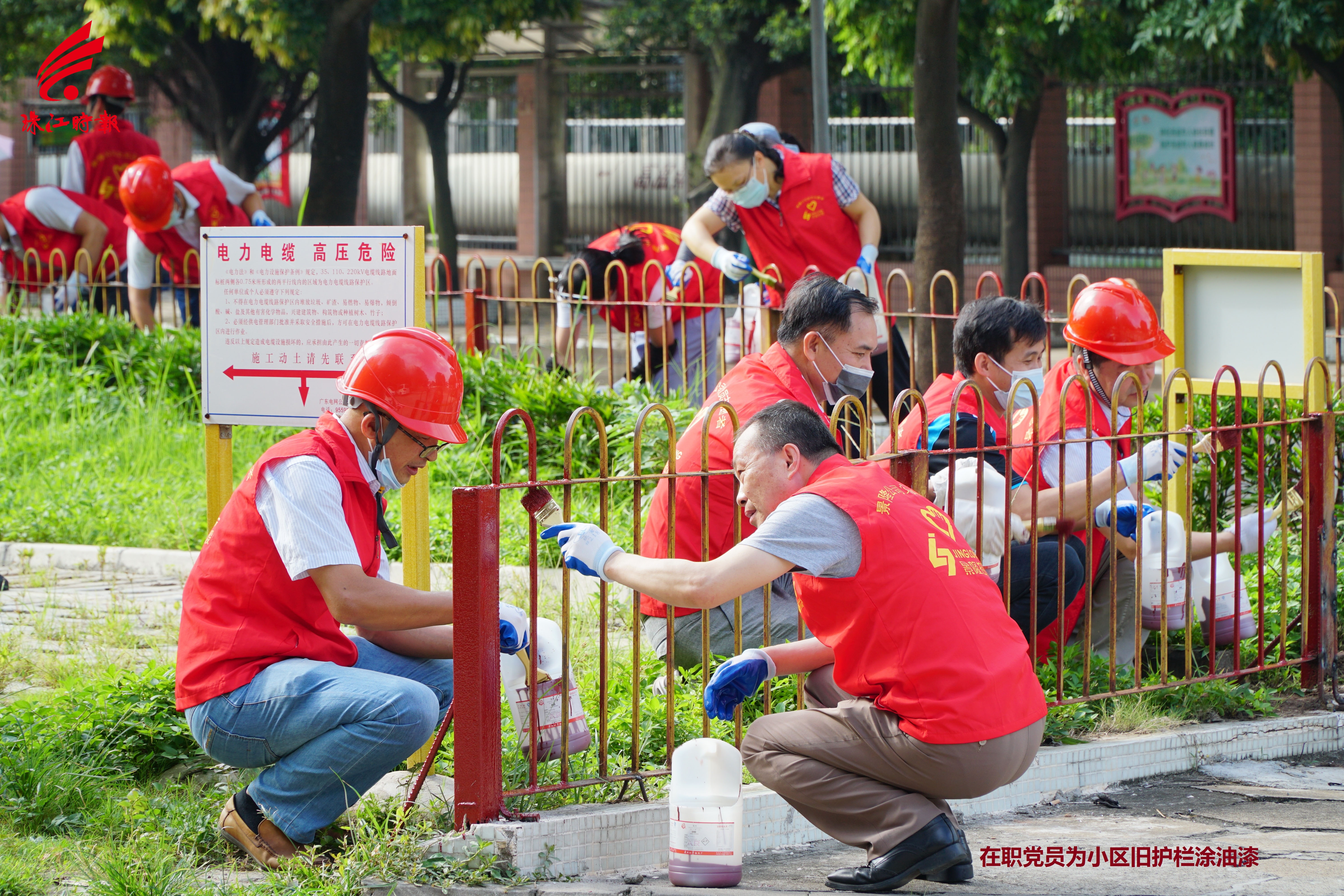在职党员志愿者为小区旧栏栅涂油漆.jpg