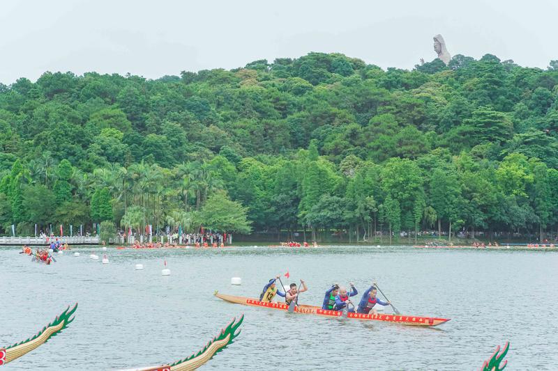 6月3日,2022年南海西樵山锦龙盛会在西樵山天湖公园举行,时隔多年再现“半山扒龙船”的盛况。佛山日报记者王伟楠摄 (6)