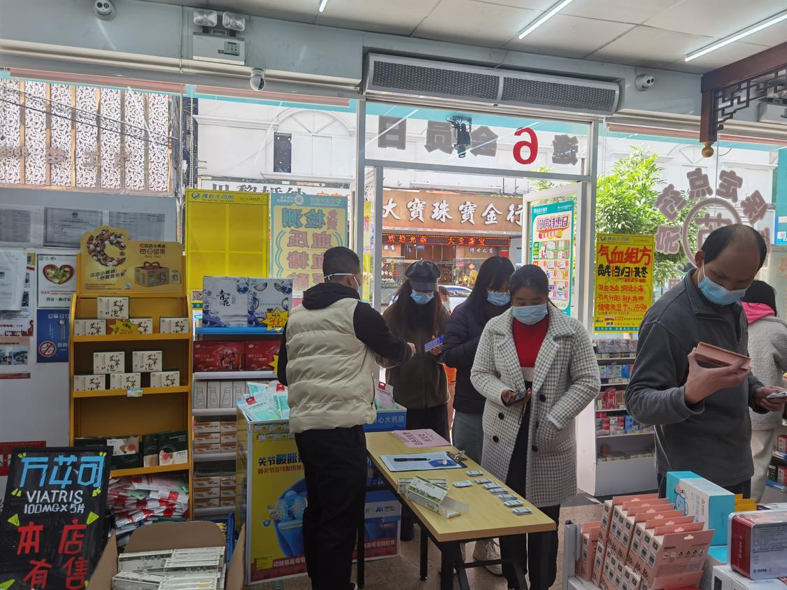 市民在佛心大药房排队领取免费退烧药，秩序井然。佛山日报记者崔艺文摄.jpg