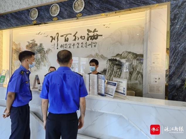 执法人员督促商户落实“门前三包”并宣传创建工作.jpg