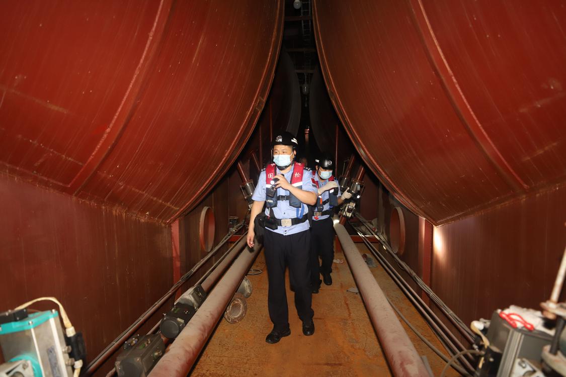 高明边检站优质服务助力供港建材船舶出境（受访单位提供） .JPG