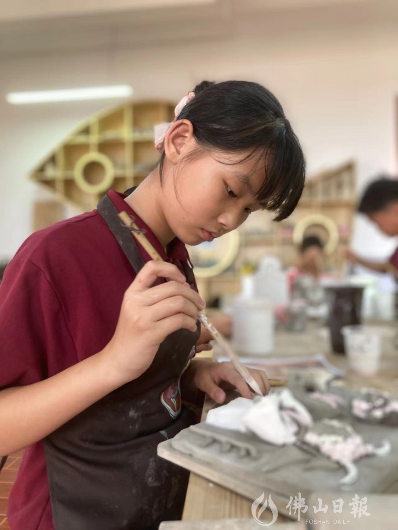 学生正在为泥坯上釉。(6762699)-20231128194941.jpg