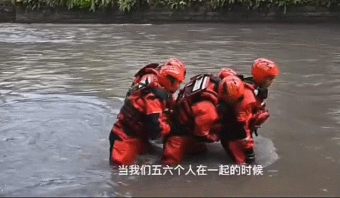 消防员为你演示正确互救办法:排列成V形或人字形.gif