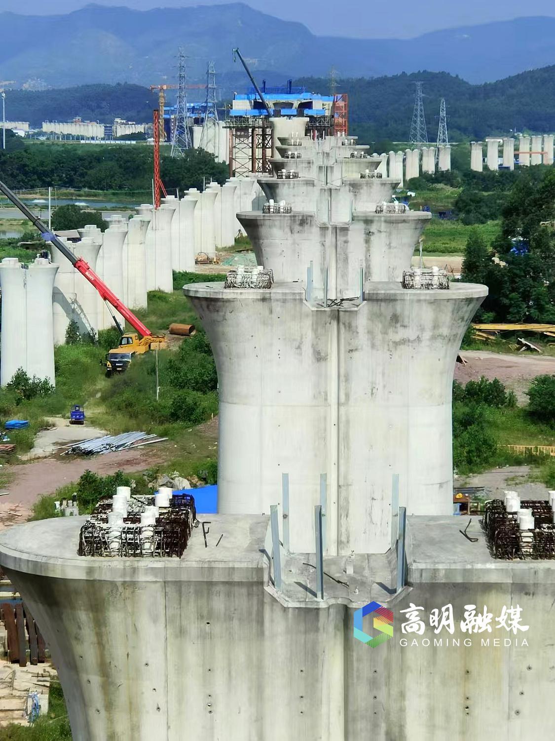 远处的跨高明河连续梁将在近期合龙。高明融媒记者杨广志摄.jpg