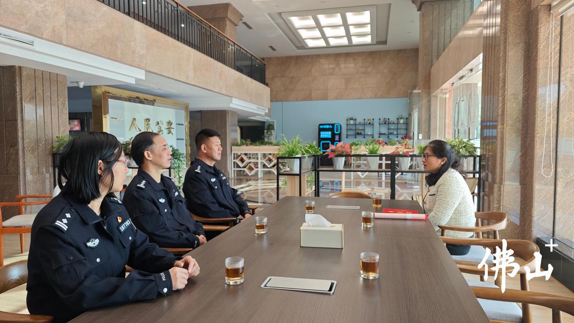1月20日，区文明办副主任黄丽明了解孙建国生活近况。.jpg