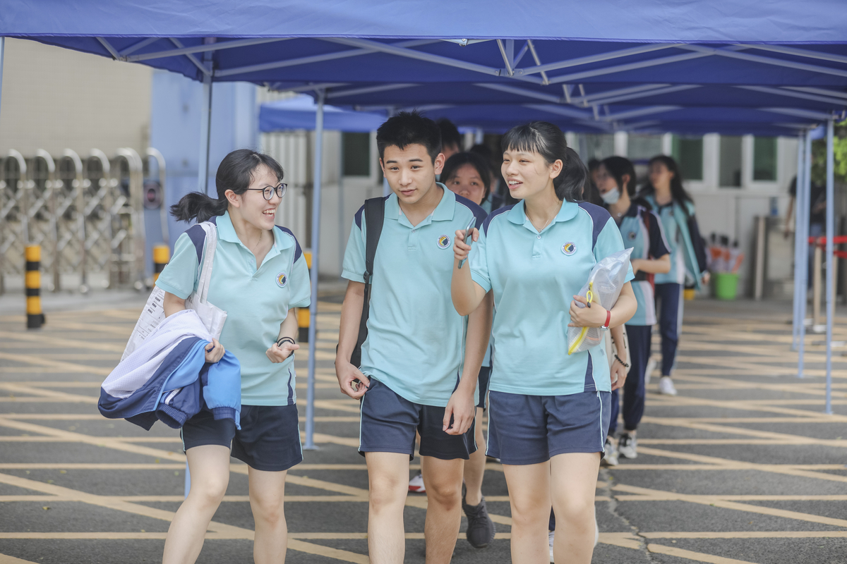 7月8日,高考结束后,佛山三中考点,考生陆陆续续走出考场,表情轻松。图/佛山日报记者 王伟楠摄