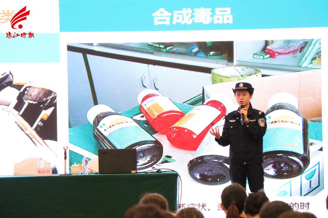 民警向参会员工宣讲识毒拒毒的相关知识。.jpg