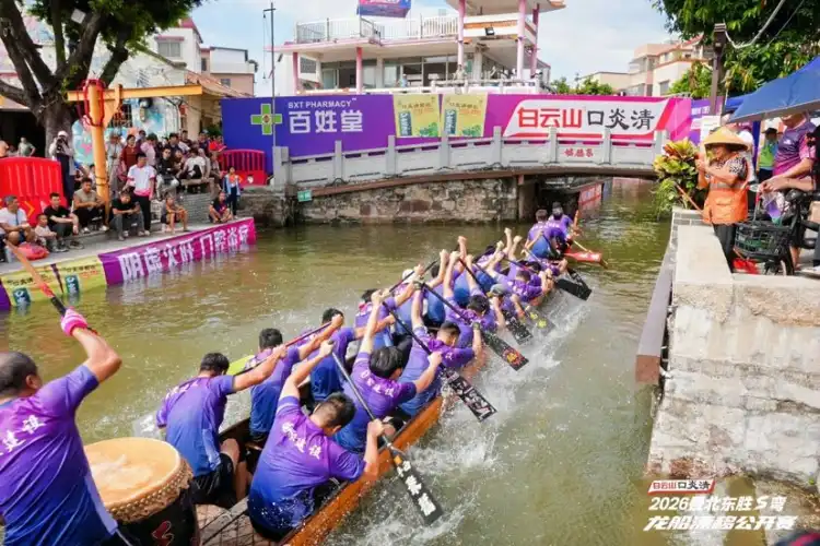 上僚龙舟漂移 齐心协力全力以赴