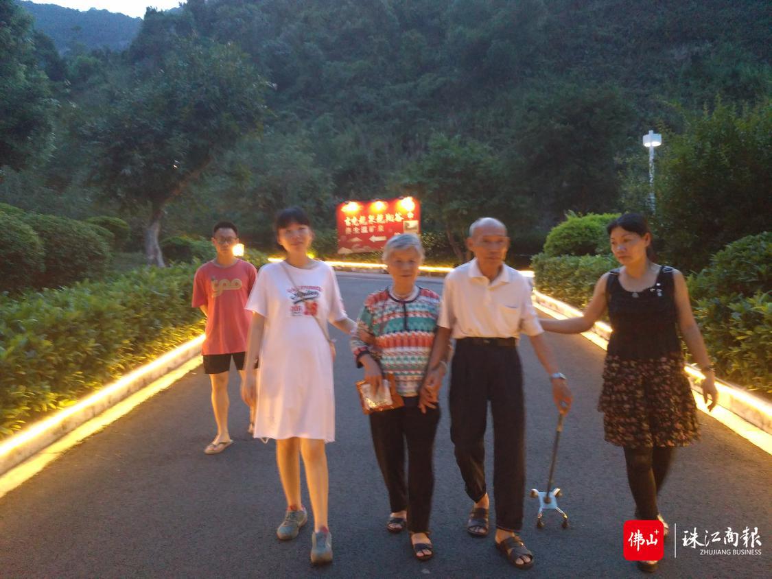 太爷太婆旅游.jpg