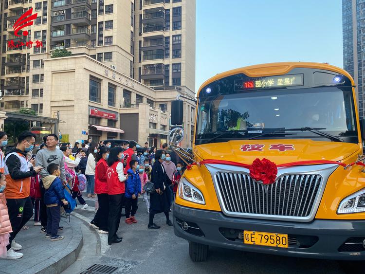 12月10日上午6时许,桂城街道桂南社区党委书记谭见珍与一众社区工作