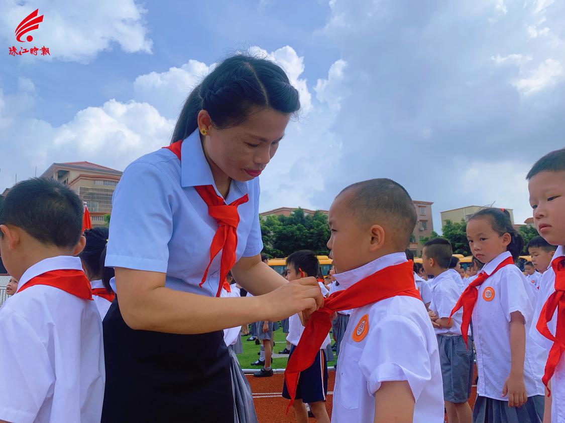 老师正在为学生系红领巾并细声叮咛.jpg
