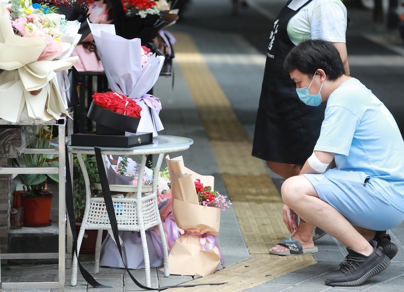 8月14日下午,禅城区体育路,一位男士在挑选靓花。/佛山日报记者周春摄