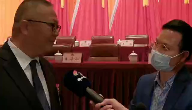 佛山日报记者梁建荣采访新当选的佛山市政协主席胡钛。佛山日报记者龙翔制作