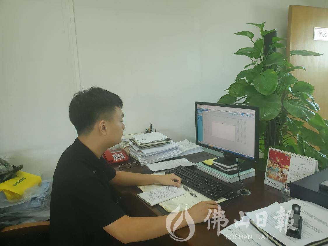 区三防办工作人员调用系统查看最新水情信息(佛山市新闻传媒中心记者李祥锐摄).jpg