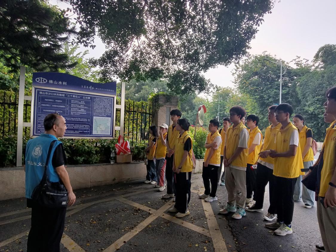 9月23日,王兮之老师为水义工们讲解沙口水闸相关情况.png