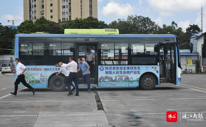 公交车长疏散乘客。顺德区交通局供图.png