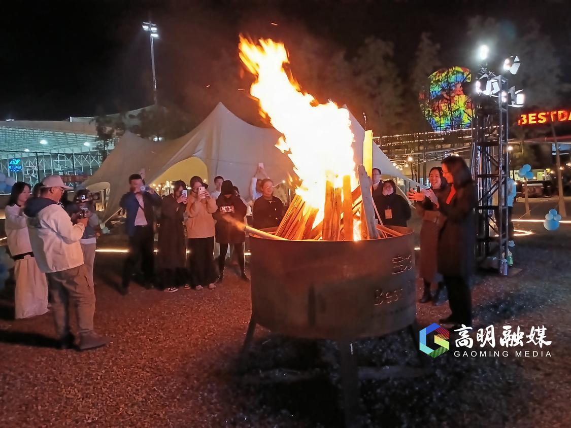 师生们在进行篝火结营晚会。.jpg