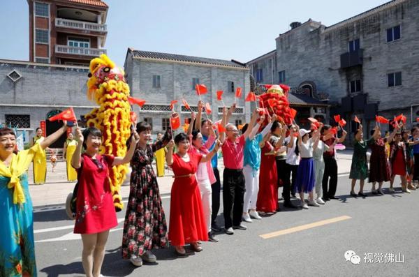 “礼赞新中国 唱响喜悦丰收”快闪活动现场。佛山日报记者 龙翔摄