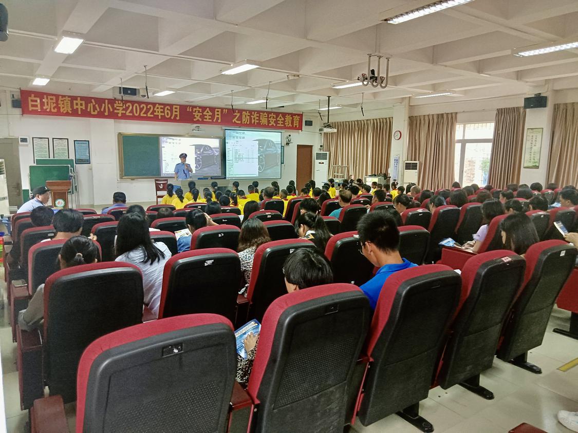 同学们听取禁毒宣传讲座。通讯员丁健迪供图。.jpg