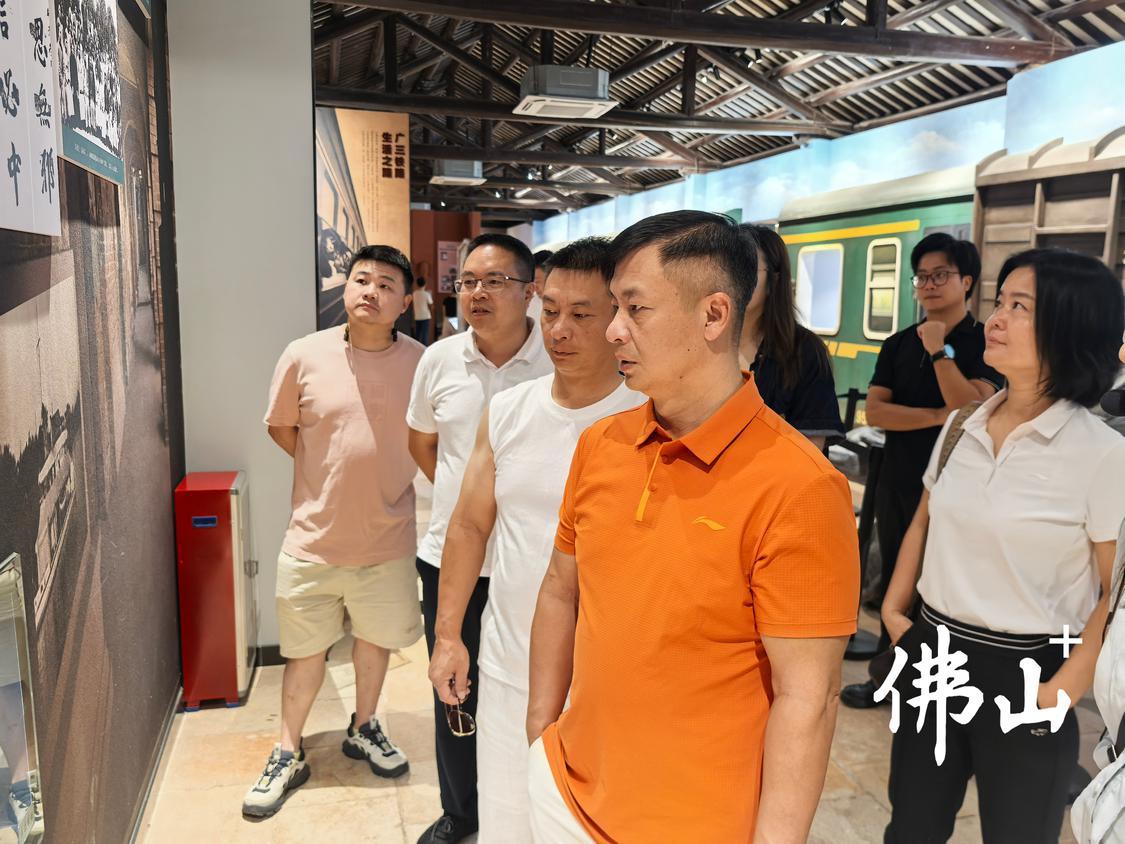 大小双参观百年火车站.jpg