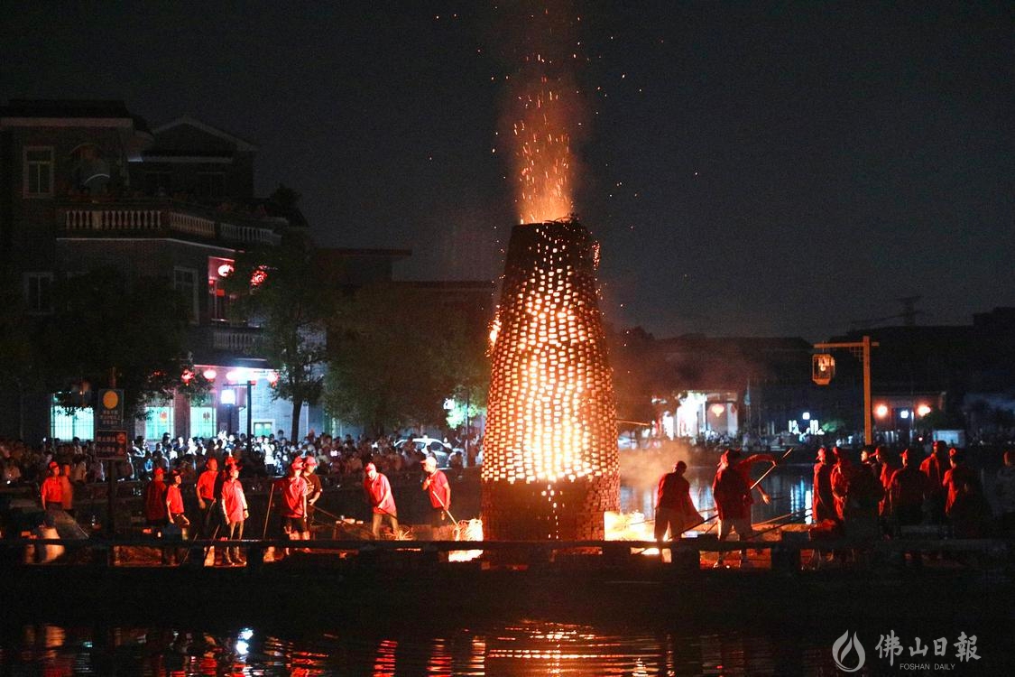 9月10日中秋节晚,南海区西樵镇松塘村村民举行烧番塔庆祝活动,现场热闹非凡。火光升得高寓意“步步高升”,火烧得越旺,寓意生活火红事事兴旺。/佛山日报记者吕润致摄
