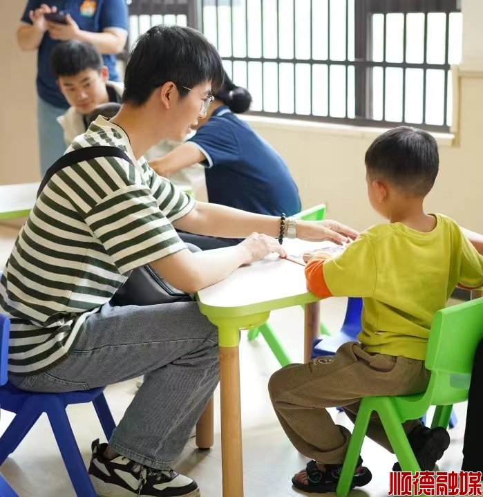 今年4月2日,黄晓锋与龙江孤独症儿童互动.jpg