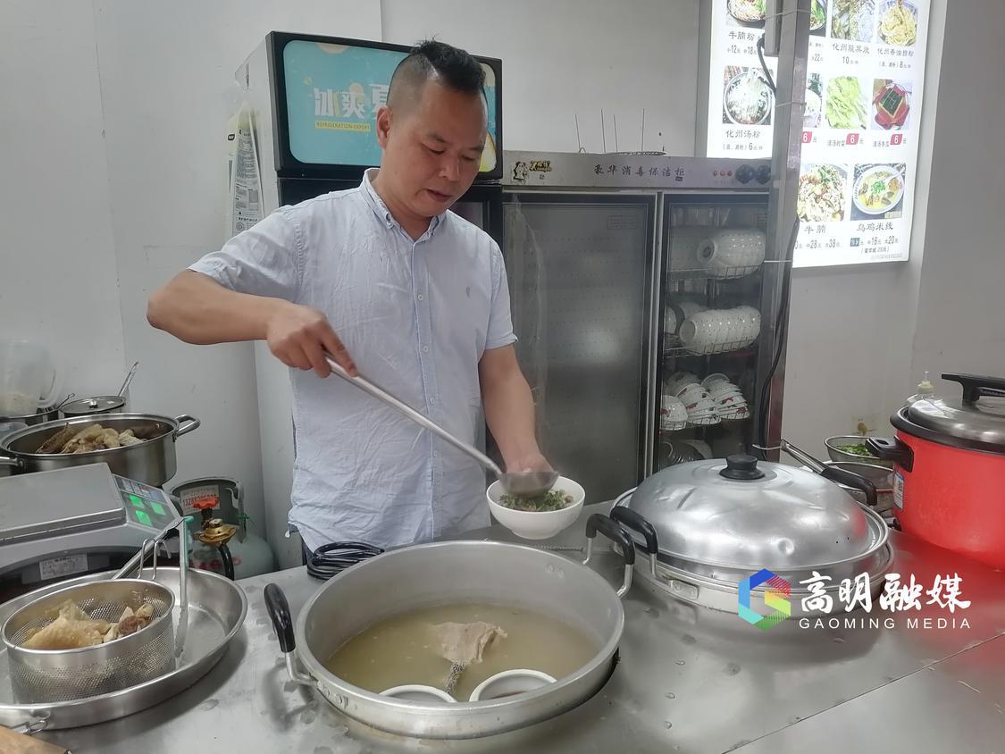 黄礼初在为客加配汤料。.jpg