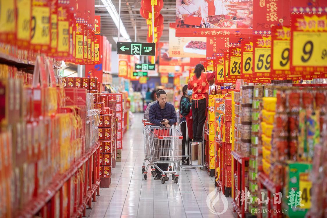 大润发(高明店)备足年货等待消费者选购。(7276115)-20240122192157.jpg