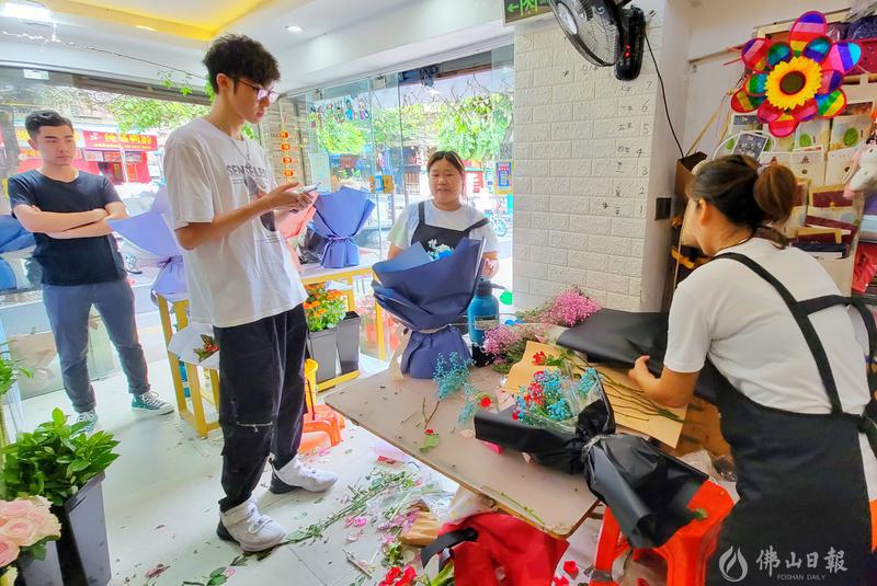 8月14日下午,禅城区体育路,男士们在购买靓花。/佛山日报记者周春摄