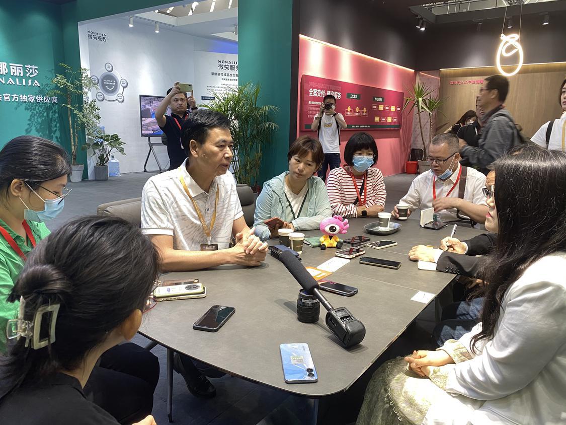 蒙娜丽莎集团董事邓啟棠接受媒体采访。.jpg