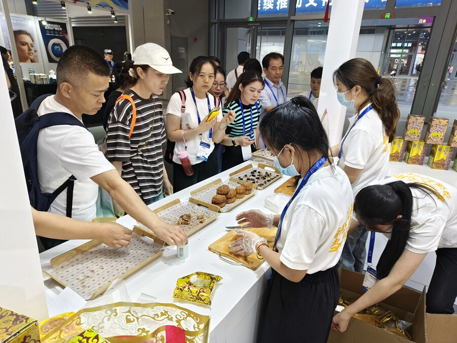游客在惠州馆品尝惠州美食。 游客在惠州馆品尝惠州美食。