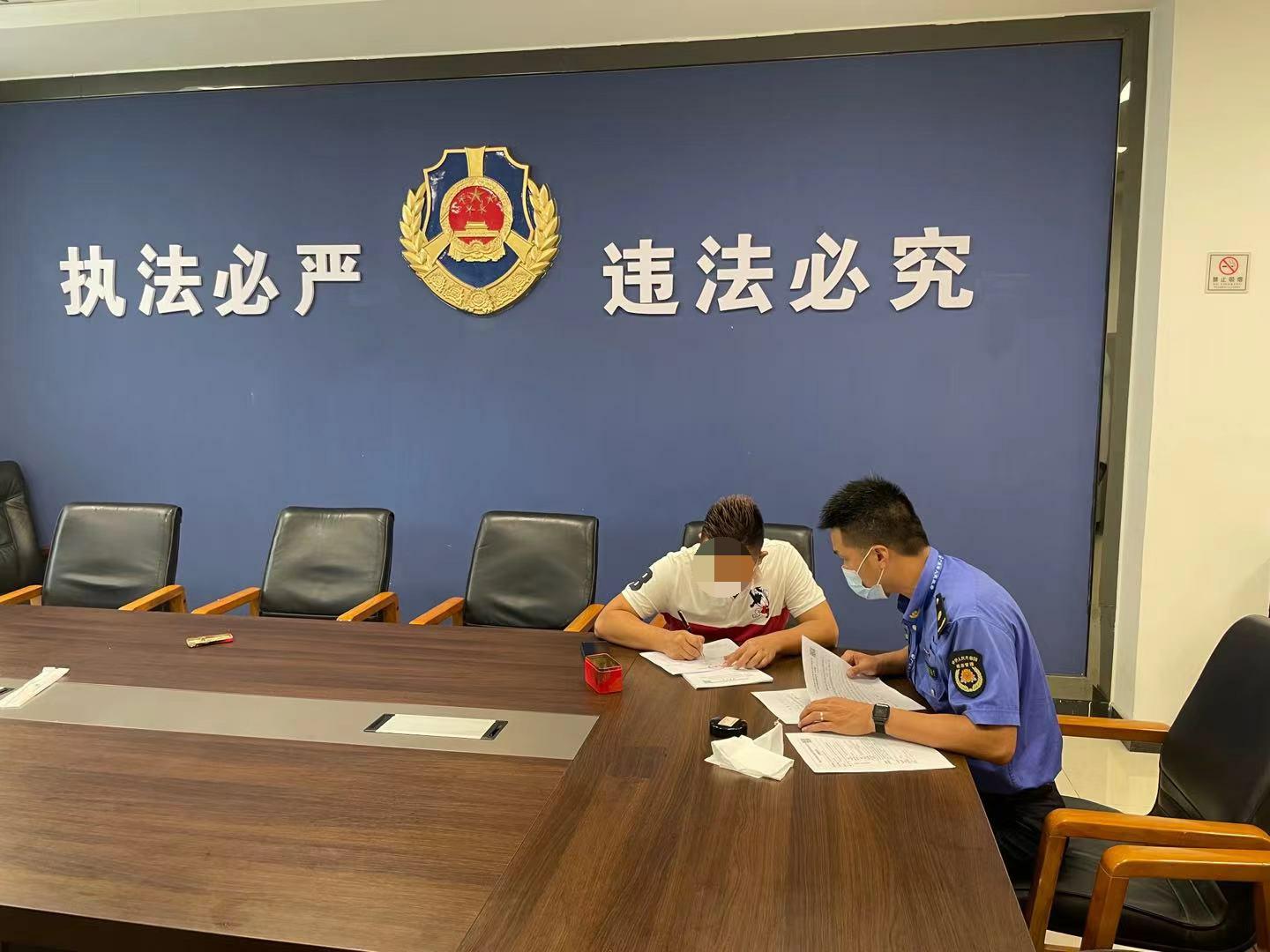 执法人员给当事人 办理立案文书手续。