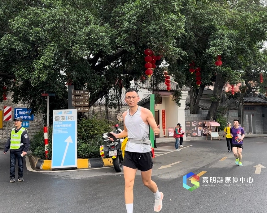 佛山50公里徒步活动,市民途径儒溪村时,为沿途的志愿服务者点赞.jpg