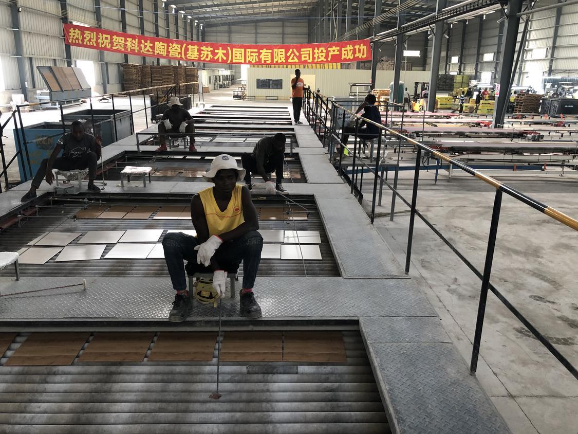 非洲员工在生产线检查釉烧窑出砖平台分砖情况。.jpg