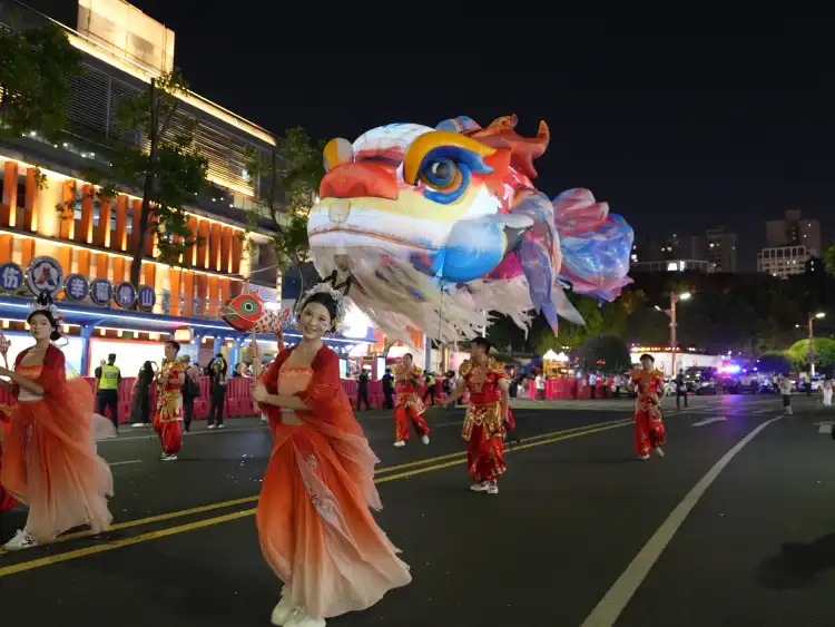 佛山秋色巡游,你遇到唯美飞天鳌鱼了吗?
