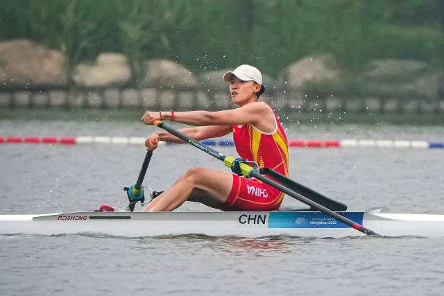 9月22日,中国选手刘睿琦在女子单人双桨半决赛中,她晋级该项目决赛。新华社发