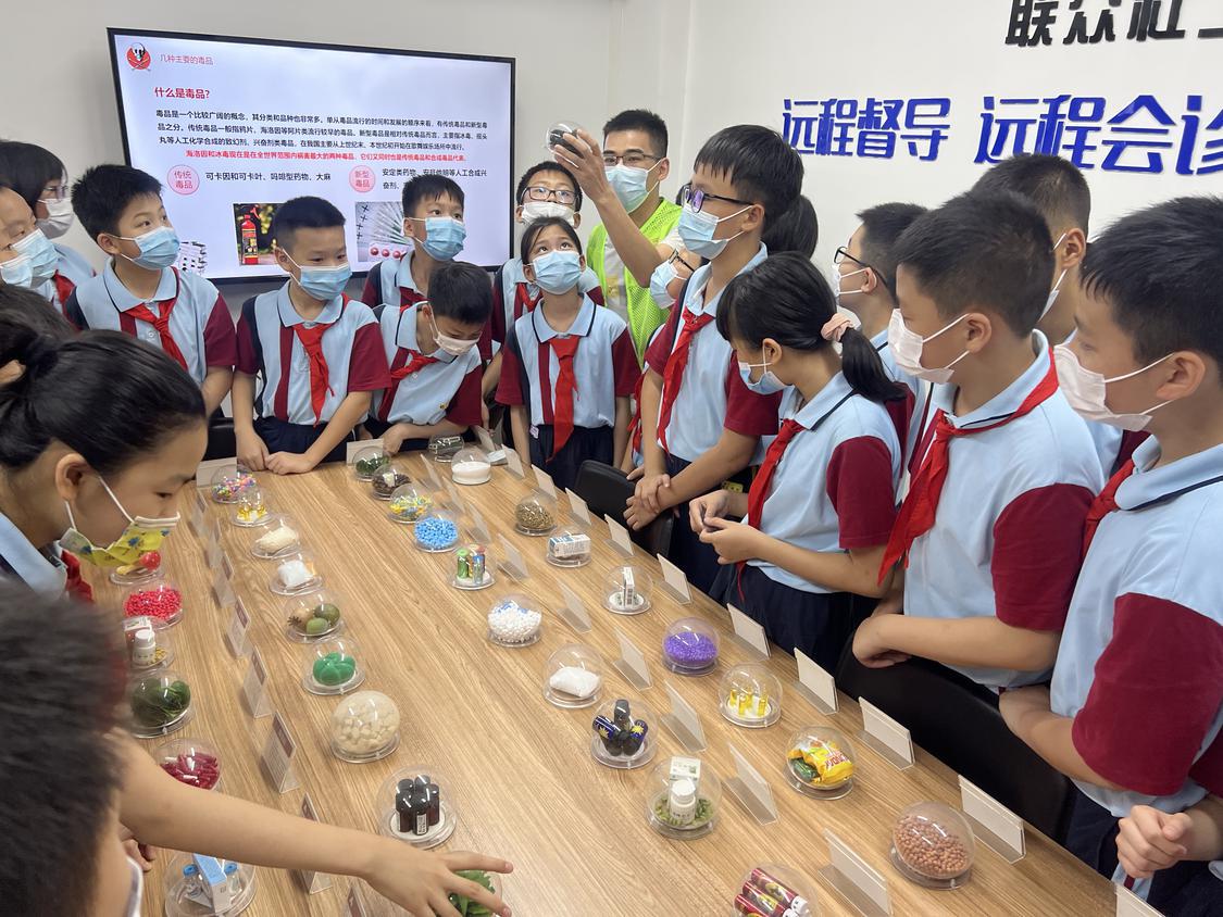 禅城区南庄镇启明星驿站工作人员向学生宣讲禁毒知识.jpg