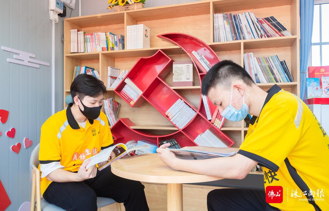勒流街道党群服务驿站吸引不少骑手前来体验。珠江商报记者何冠洪摄.jpg