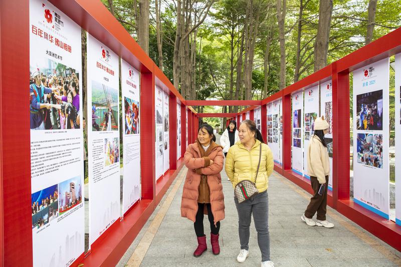 “2021佛山文艺精品扶持项目”——2021佛山影像节正在亚艺公园展出,市民观看抗疫主题展区。佛山日报记者符诗贺摄5