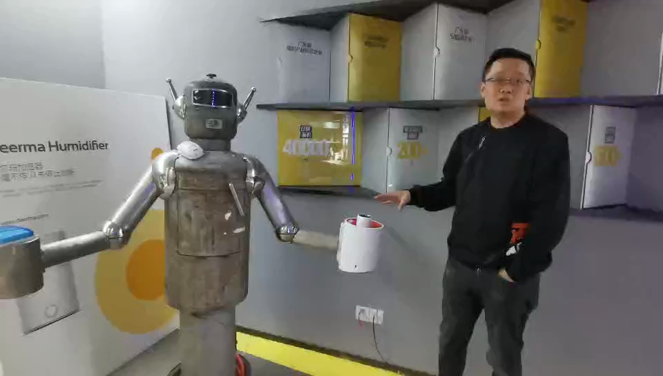 德尔玛副总裁李军卫介绍负离子多用干手器的由来。德尔玛一直有生产多用干手器的想法,恰好看到“手工耿”视频,发现大家的想法不谋而合,希望通过合作借直播力量提升产品知名度。视频/佛山日报记者莫璇摄
